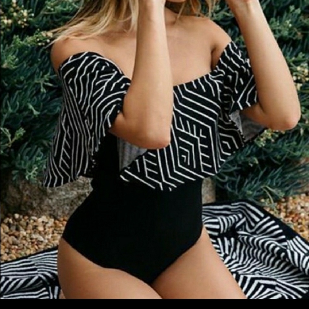 ❤️2 for $40❤️One piece off the shoulder swimsuit